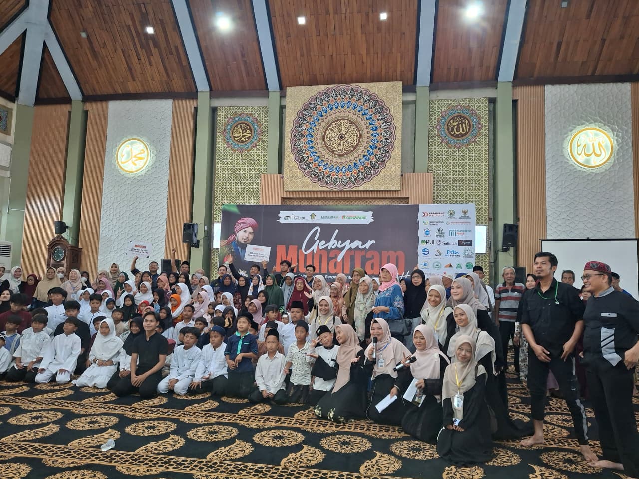 Penyaluran Bantuan Yatim dalam Rangkaian Safari Dakwah Karawang