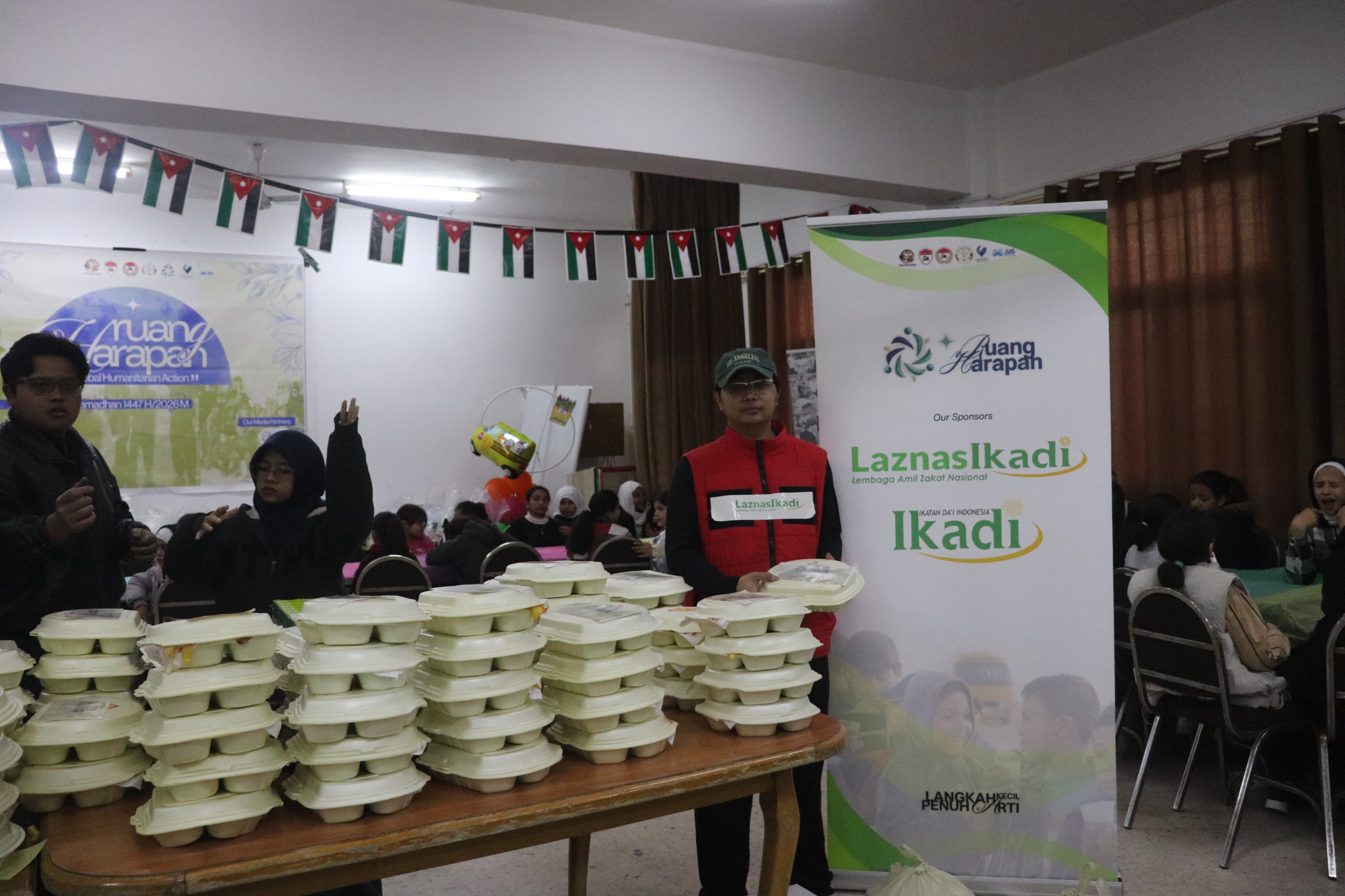 Laznas Ikadi Bagikan 150 Porsi Iftar untuk Pengungsi Palestina di Yordania